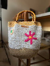 Carica l'immagine nel visualizzatore di Gallery, Secchiello bag con fiori
