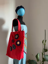 Carica l&#39;immagine nel visualizzatore di Gallery, Borsa in tessuto con applicazioni
