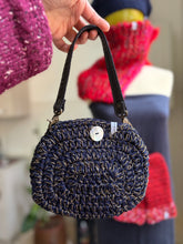 Carica l'immagine nel visualizzatore di Gallery, Pochette in lana
