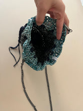 Carica l'immagine nel visualizzatore di Gallery, Pochette a secchiello
