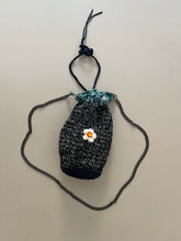 Carica l'immagine nel visualizzatore di Gallery, Pochette a secchiello
