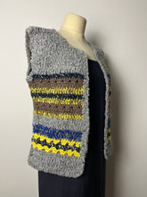 Carica l'immagine nel visualizzatore di Gallery, Gilet uncinetto
