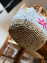 Carica l'immagine nel visualizzatore di Gallery, Secchiello bag con fiori
