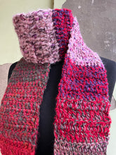 Carica l'immagine nel visualizzatore di Gallery, Sciarpa uncinetto
