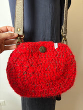 Carica l'immagine nel visualizzatore di Gallery, Pochette ovale con tracolla a spalla
