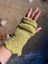 Carica l'immagine nel visualizzatore di Gallery, Manicotti uncinetto
