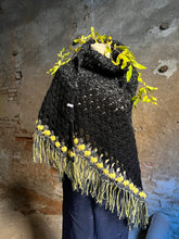 Carica l&#39;immagine nel visualizzatore di Gallery, Scialle uncinetto
