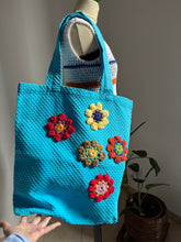 Carica l&#39;immagine nel visualizzatore di Gallery, Borsa in tessuto con applicazioni
