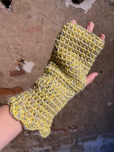 Carica l'immagine nel visualizzatore di Gallery, Manicotti uncinetto
