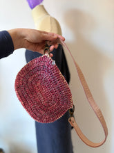 Carica l'immagine nel visualizzatore di Gallery, Pochette fiore con tracolla
