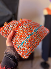 Carica l'immagine nel visualizzatore di Gallery, Pochette uncinetto
