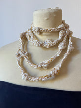 Carica l'immagine nel visualizzatore di Gallery, Collana Ambra in lana
