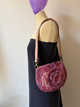 Carica l'immagine nel visualizzatore di Gallery, Pochette fiore con tracolla
