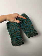 Carica l'immagine nel visualizzatore di Gallery, Manicotti uncinetto
