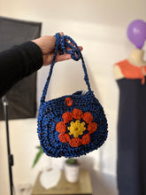 Carica l'immagine nel visualizzatore di Gallery, Borsa a tracolla con fiore

