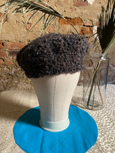 Carica l&#39;immagine nel visualizzatore di Gallery, Basco uncinetto
