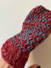 Carica l'immagine nel visualizzatore di Gallery, Manicotti uncinetto
