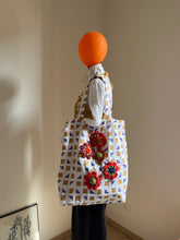 Carica l&#39;immagine nel visualizzatore di Gallery, Borsa in tessuto con applicazioni
