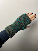 Carica l'immagine nel visualizzatore di Gallery, Manicotti uncinetto
