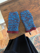 Carica l'immagine nel visualizzatore di Gallery, Manicotti uncinetto
