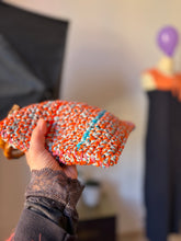 Carica l'immagine nel visualizzatore di Gallery, Pochette uncinetto
