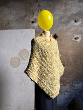 Carica l'immagine nel visualizzatore di Gallery, Poncho in lana
