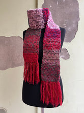 Carica l'immagine nel visualizzatore di Gallery, Sciarpa uncinetto
