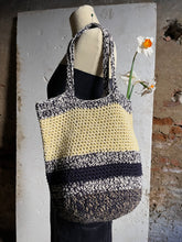 Carica l'immagine nel visualizzatore di Gallery, Secchiello bag
