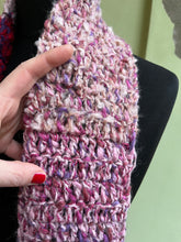 Carica l'immagine nel visualizzatore di Gallery, Sciarpa uncinetto
