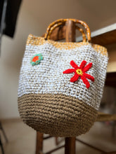 Carica l'immagine nel visualizzatore di Gallery, Secchiello bag con fiori
