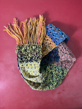 Carica l'immagine nel visualizzatore di Gallery, Sciarpa uncinetto
