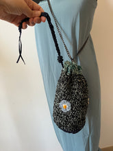 Carica l'immagine nel visualizzatore di Gallery, Pochette a secchiello
