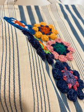 Carica l&#39;immagine nel visualizzatore di Gallery, Borsa in tessuto con applicazioni
