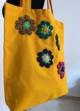 Carica l&#39;immagine nel visualizzatore di Gallery, Borsa in tessuto con applicazioni
