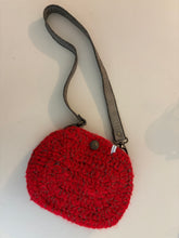 Carica l'immagine nel visualizzatore di Gallery, Pochette ovale con tracolla a spalla
