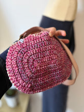 Carica l'immagine nel visualizzatore di Gallery, Pochette fiore con tracolla
