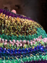 Carica l'immagine nel visualizzatore di Gallery, Cloche uncinetto
