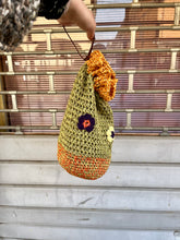 Carica l'immagine nel visualizzatore di Gallery, Pochette a secchiello
