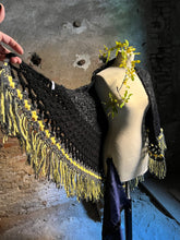 Carica l&#39;immagine nel visualizzatore di Gallery, Scialle uncinetto
