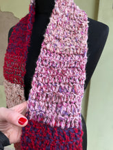 Carica l'immagine nel visualizzatore di Gallery, Sciarpa uncinetto
