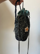 Carica l'immagine nel visualizzatore di Gallery, Pochette a secchiello

