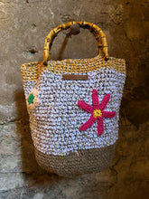 Carica l'immagine nel visualizzatore di Gallery, Secchiello bag con fiori
