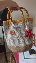 Carica e avvia il video nel visualizzatore di galleria, Secchiello bag con fiori
