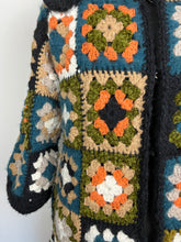 Carica l&#39;immagine nel visualizzatore di Gallery, Cardigan uncinetto a quadri
