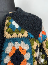 Carica l&#39;immagine nel visualizzatore di Gallery, Cardigan uncinetto a quadri
