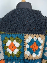 Carica l&#39;immagine nel visualizzatore di Gallery, Cardigan uncinetto a quadri
