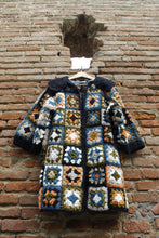 Carica l&#39;immagine nel visualizzatore di Gallery, Cardigan uncinetto a quadri
