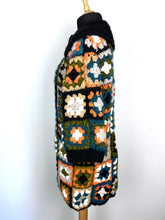 Carica l&#39;immagine nel visualizzatore di Gallery, Cardigan uncinetto a quadri
