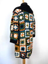 Carica l&#39;immagine nel visualizzatore di Gallery, Cardigan uncinetto a quadri
