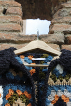 Carica l&#39;immagine nel visualizzatore di Gallery, Cardigan uncinetto a quadri
